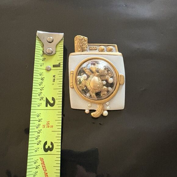 Vintage 80s AJC Cat in Washing Machine Brooch | Quirky Gold Tone Enamel Pin - Picture 4 of 4